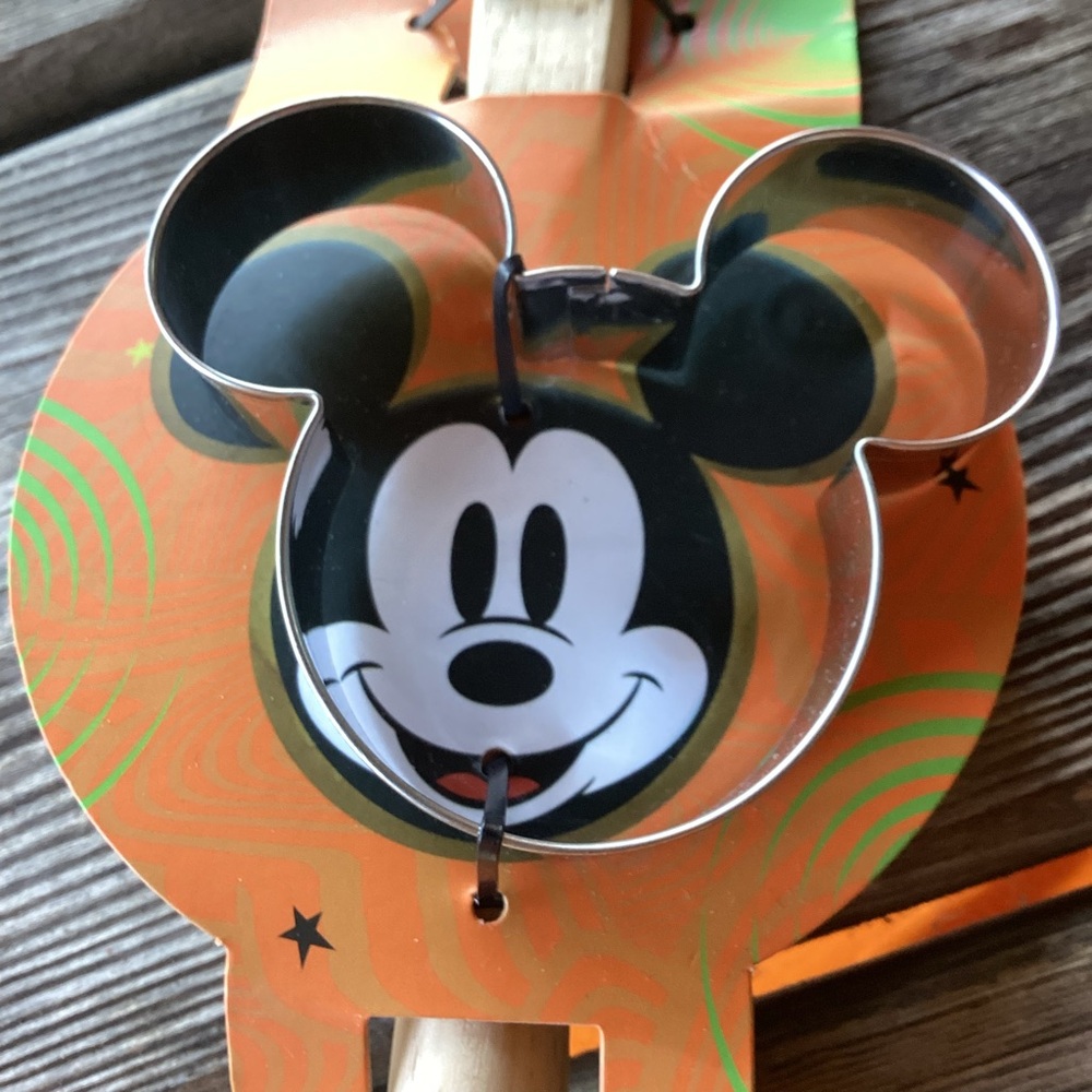 Disney Halloween Baking Utensils with Mickey Mouse - Picture 3 of 4